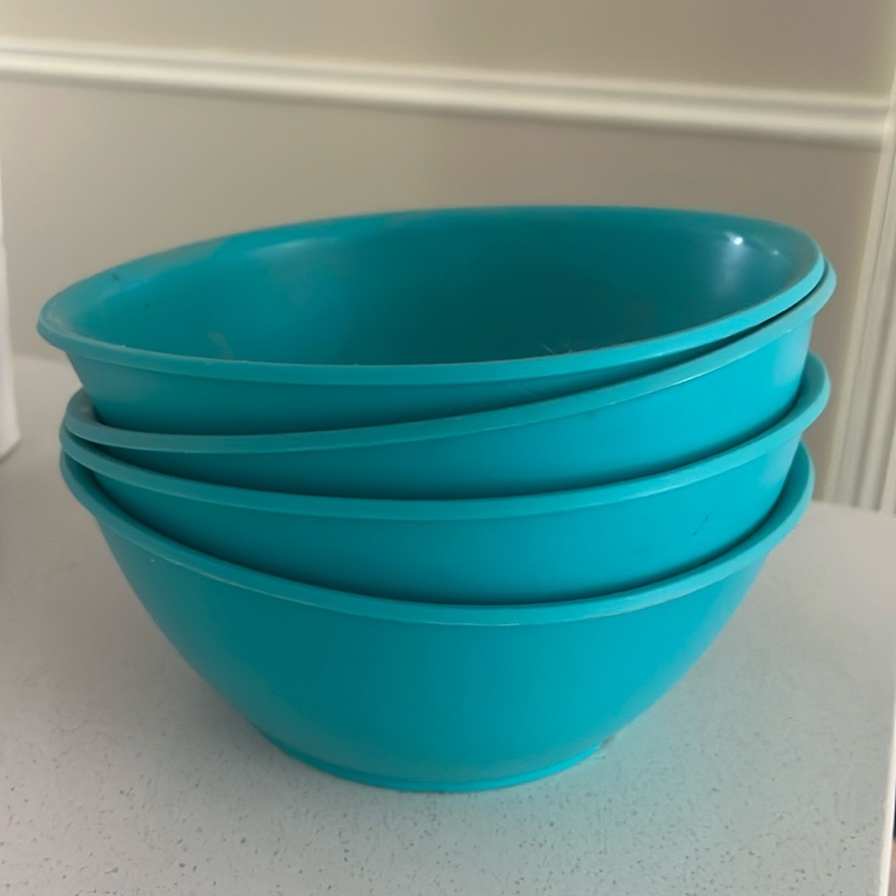 Set of 4 tupperware kids bowls